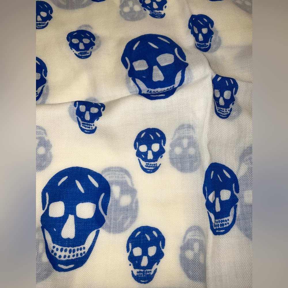 $395 Alexander McQueen 100% Wool Skull Print Scarf with tags - Ivory and Blue - Picture 4 of 7